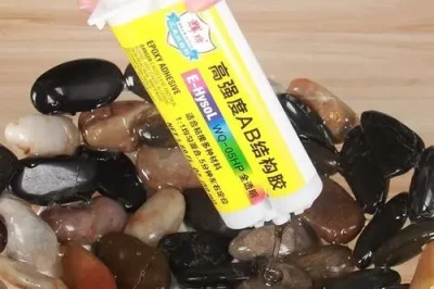 在木头上镶嵌石头用什么粘合剂最好？