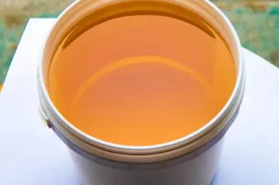 如何准备用于清漆或聚氨酯应用的固化环氧树脂表面？