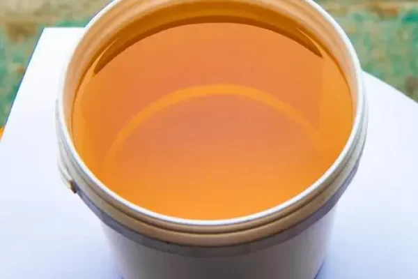 如何准备用于清漆或聚氨酯应用的固化环氧树脂表面？