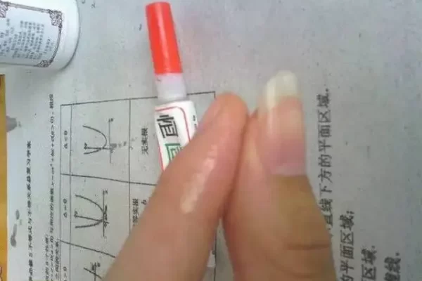 为什么超级胶粘剂会粘在皮肤上？