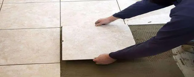 你能用瓷砖覆盖旧的后挡板粘合剂吗？