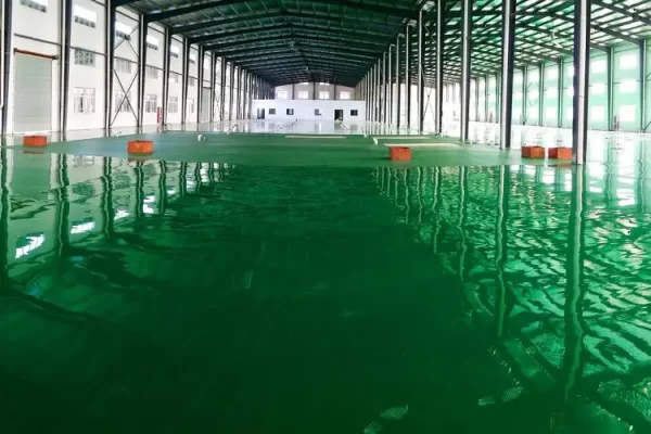 我需要在使用环氧树脂之前打磨车库地板吗？