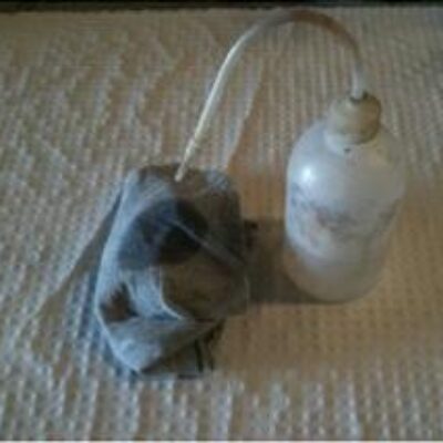 使用这样的喷水瓶和折叠的抹布是清理环氧树脂的有效方法。