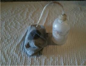 使用这样的喷水瓶和折叠的抹布是清理环氧树脂的有效方法。