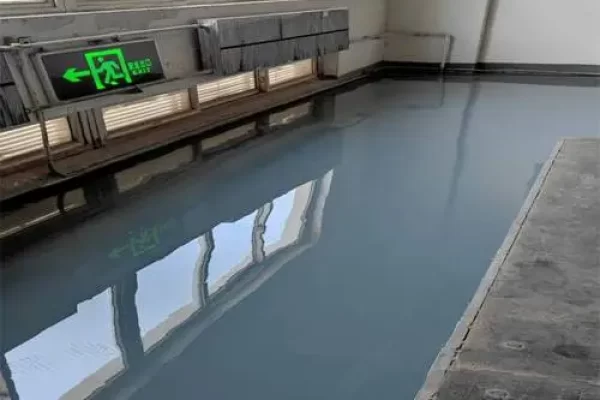 需要牺牲抛光或其他地板维护选项的高光泽地板示例。