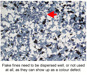 片状地板的特写照片，显示片状细屑如何表现为颜色缺陷。