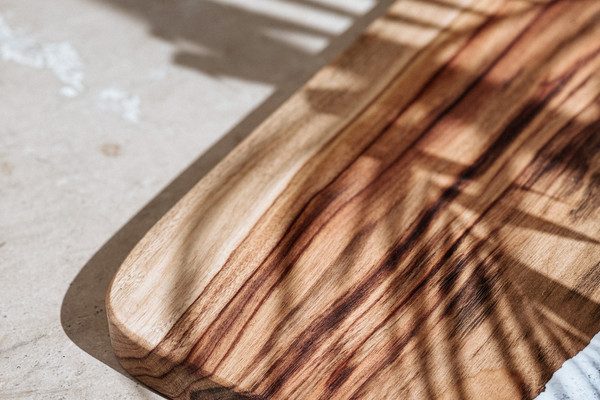 天然木桌与树脂桌：哪个最好？