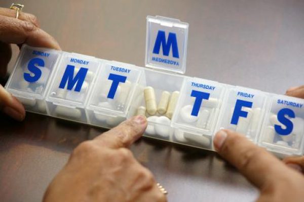 明胶是一种类似鱼胶的化合物，用于药丸胶囊中。