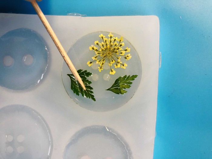 How-to-use-resin-Adding-dried-flowers-to-epoxy-resin-b3640e1