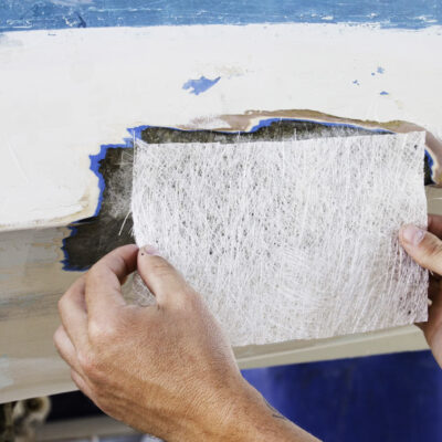 如何在船上使用聚酯树脂和玻璃纤维垫？