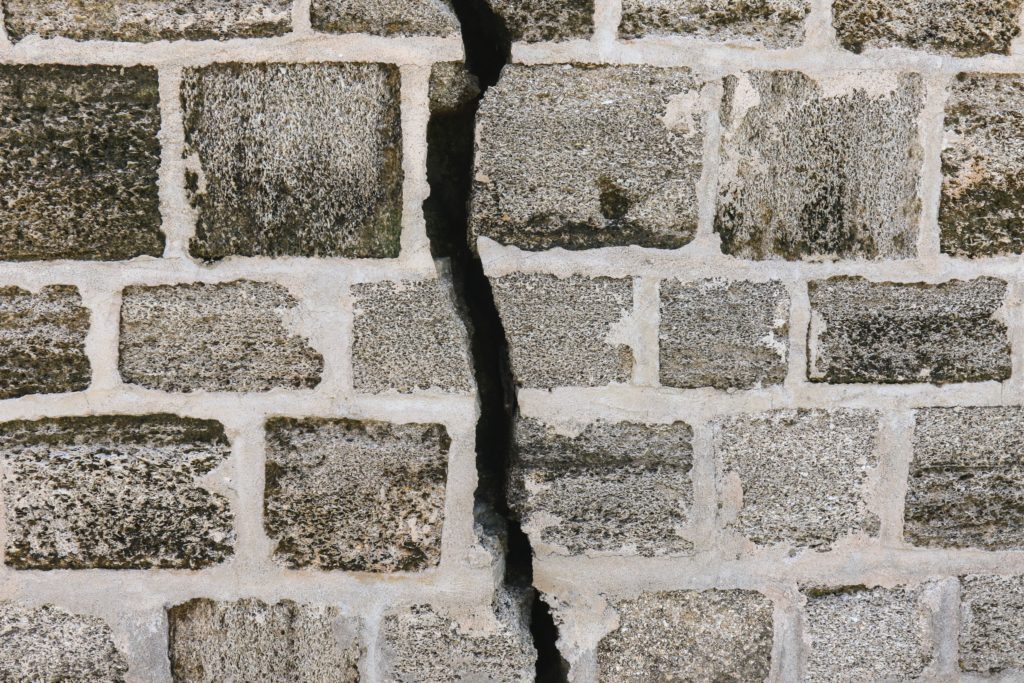 severe-cracks-in-wall-1024x683-1
