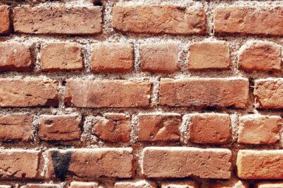 如何修理或更换家中损坏的砖块？