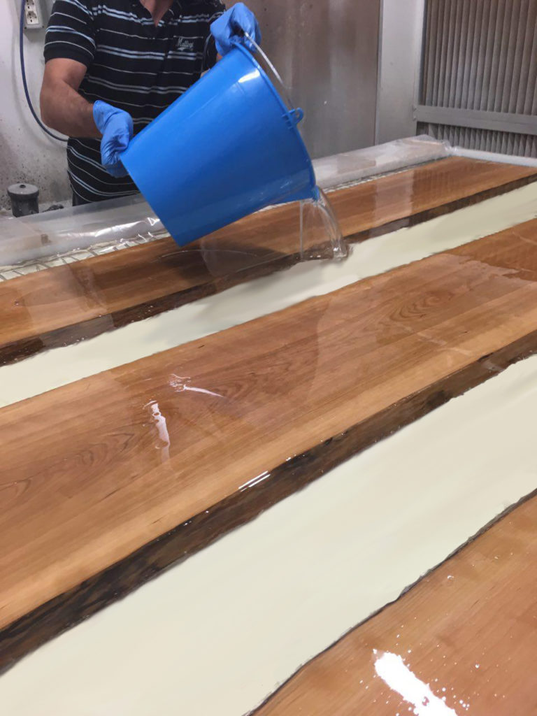 tavolo-in-legno-resina-lavoro