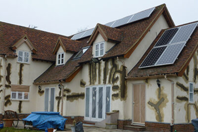 如何修复墙壁上开裂、松动或空心的抹灰？