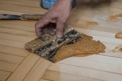 你能用手指涂抹木材填料吗？