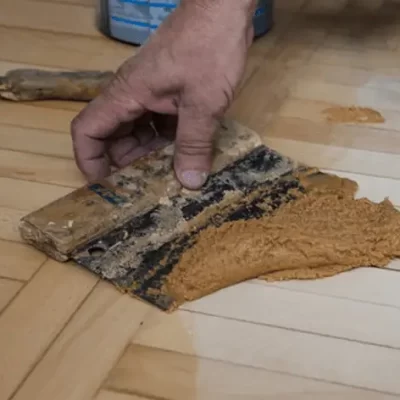 你能用手指涂抹木材填料吗？