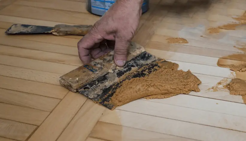 你能用手指涂抹木材填料吗？