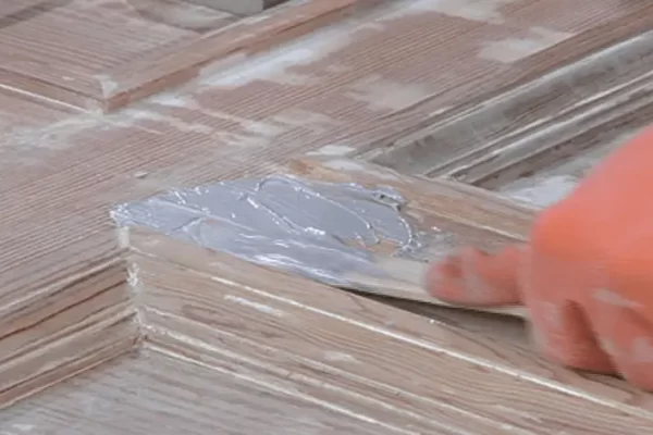 你如何填补腐烂木头上的大洞？