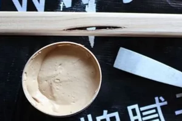 如何在腐烂的木材上使用木材填料？