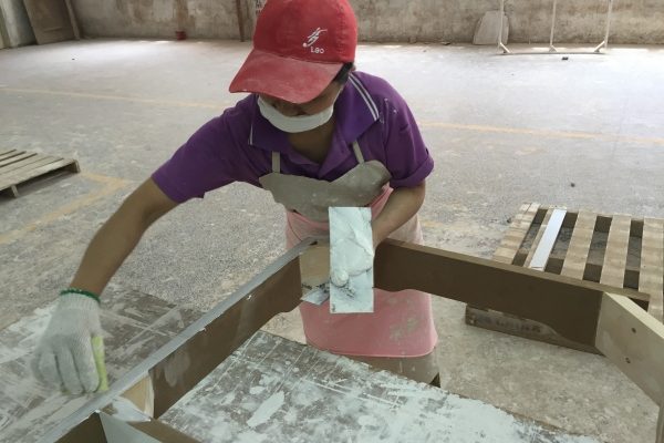 我可以打磨和染色木材填料吗？