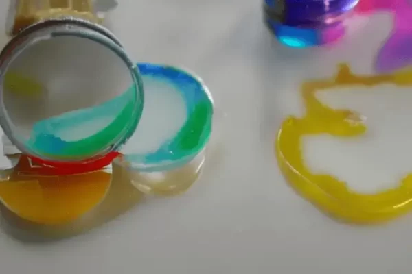 可以在环氧树脂上使用强力胶吗？