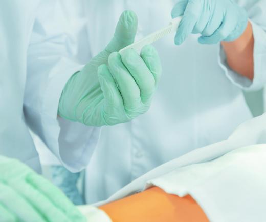 外科医生戴乳胶或丁腈手套以保护自己和患者。