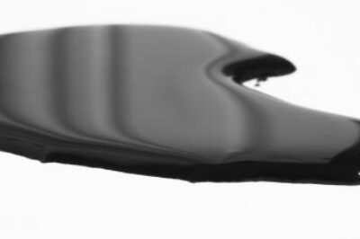 原油是在精炼过程中加工成汽油和煤油等燃料的原料。