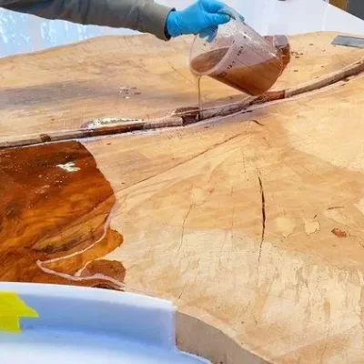 如何在木材上涂环氧树脂（木材环氧树脂填充技巧）