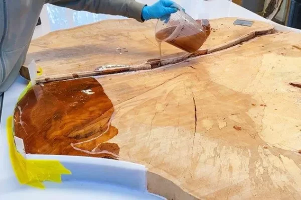 如何在木材上涂环氧树脂（木材环氧树脂填充技巧）