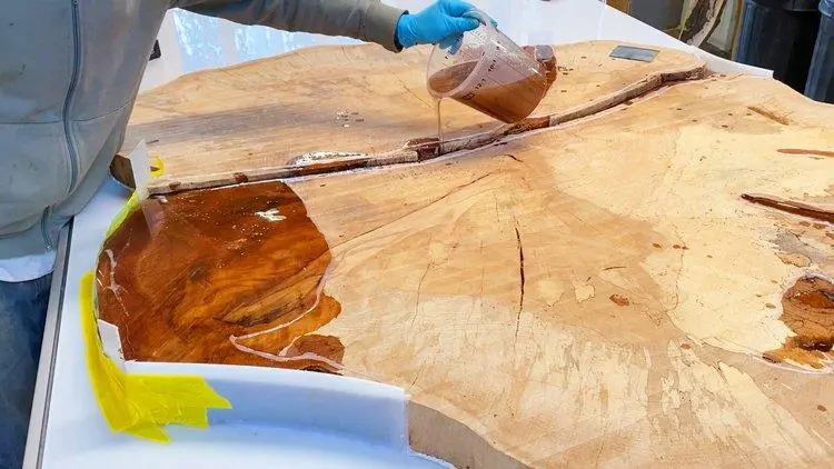 如何在木材上涂环氧树脂（木材环氧树脂填充技巧）
