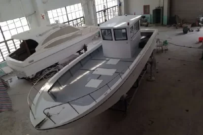 您能提供有关玻璃纤维船所需维护的更多信息吗？