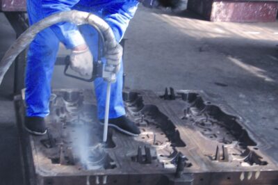 如何确定脱模剂与特定模具材料或树脂体系的相容性？