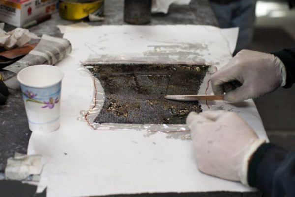 如何确定脱模剂与特定成型材料的相容性？