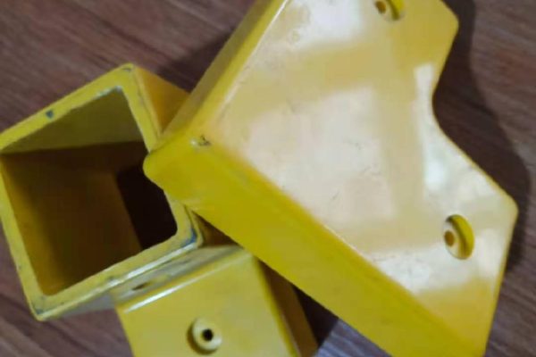 与其他材料相比，使用GFRP有哪些缺点或限制？