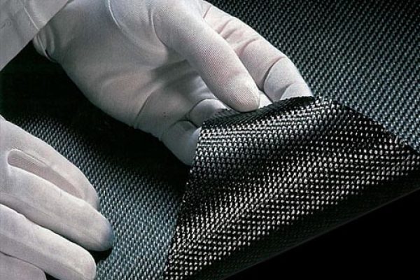 使用碳纤维织物增强材料有哪些缺点或局限性？