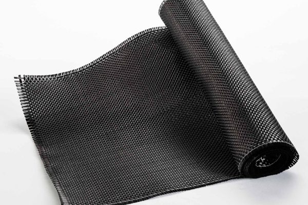 碳纤维和玻璃纤维增强材料之间的成本差异是什么？