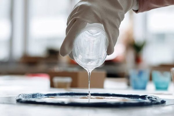 环氧树脂胶固化时间受什么影响？