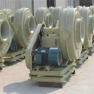 有没有推荐的清洁剂和刷子来清洁玻璃钢表面？