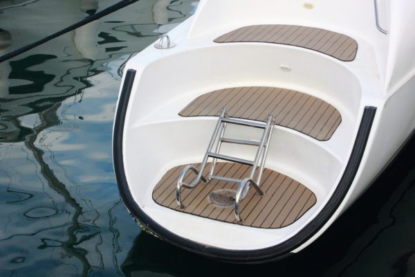 玻璃钢制品与金属材料相比，哪种更耐久？