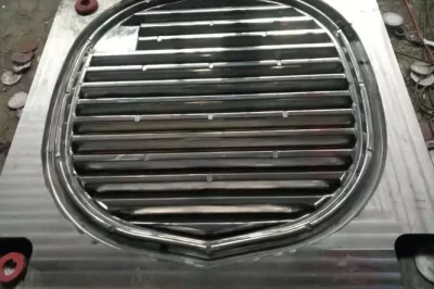 在使用脱模剂之前进行哪些清洁步骤？