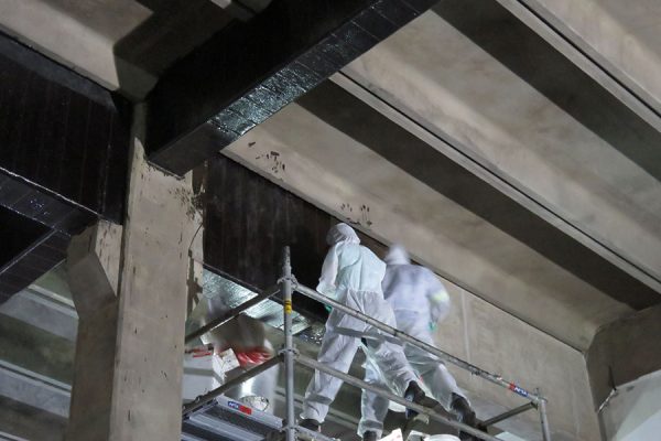 碳纤维加固在哪些环境条件下需要额外的保护措施？