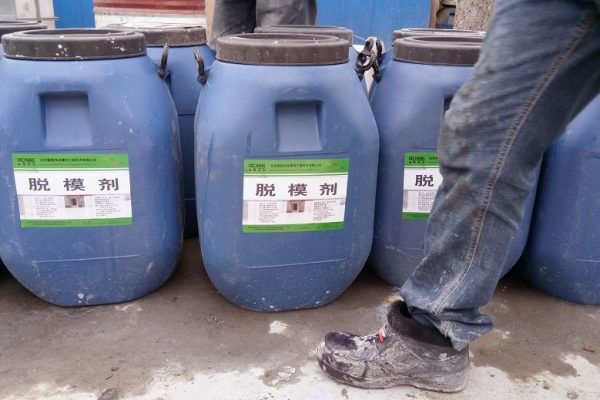 水性脱模剂在清洗过程中是否需要特殊的清洗剂？