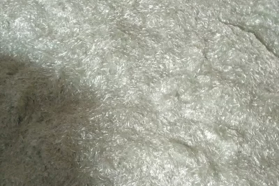 短切玻璃纤维的导热性能是否可以通过改变其结构或添加其他材料来提高？