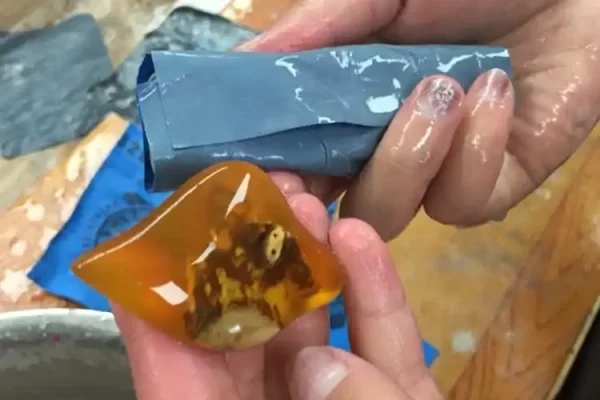 环氧树脂打磨指南（用砂纸打磨树脂的方法）