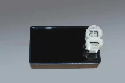 环氧树脂和聚酯树脂在电绝缘性方面有何不同？