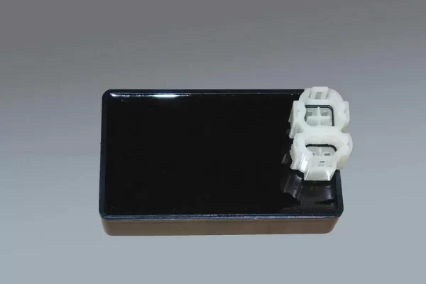 环氧树脂和聚酯树脂在电绝缘性方面有何不同？