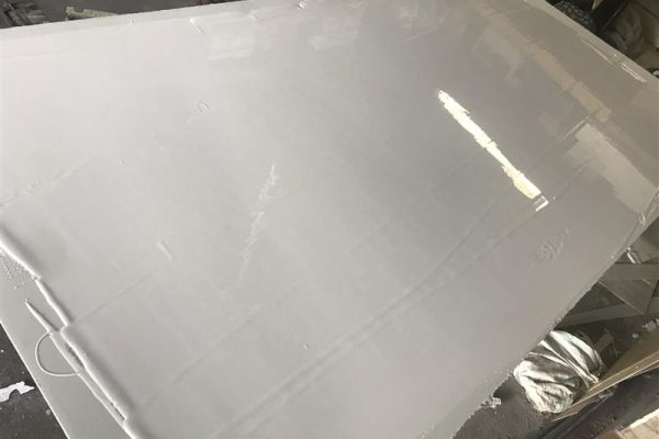 如何进行胶衣和固化剂的配比测试和样品制作？