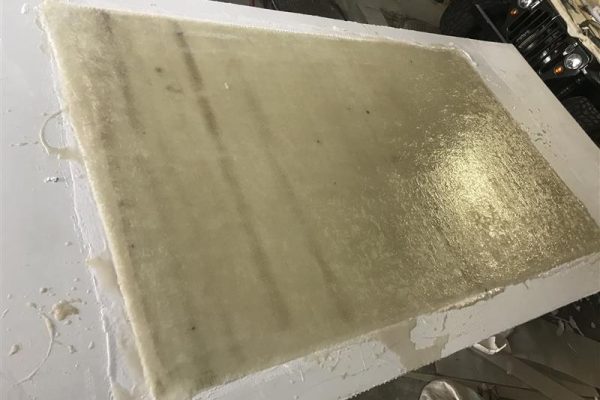 如何安全操作胶衣和固化剂？