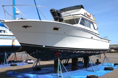 从外部修复玻璃钢船体的 12 个步骤