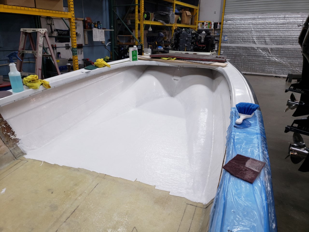 玻璃纤维船——一层新的油漆可以使旧船看起来像新的